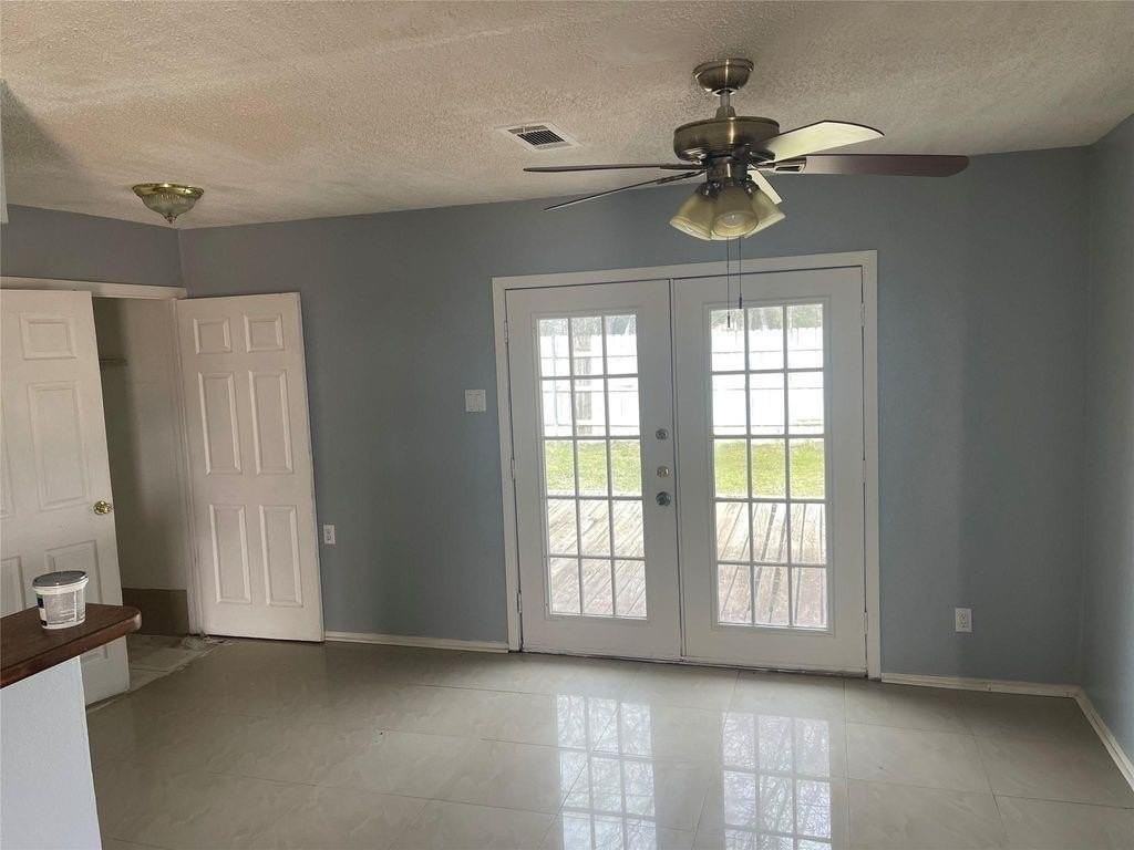 2517 Chevy Chase Dr - Photo 4 of 14