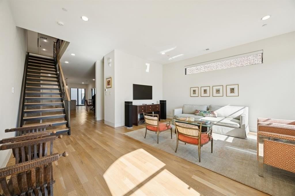 3672 Asbury St - Photo 2 of 36