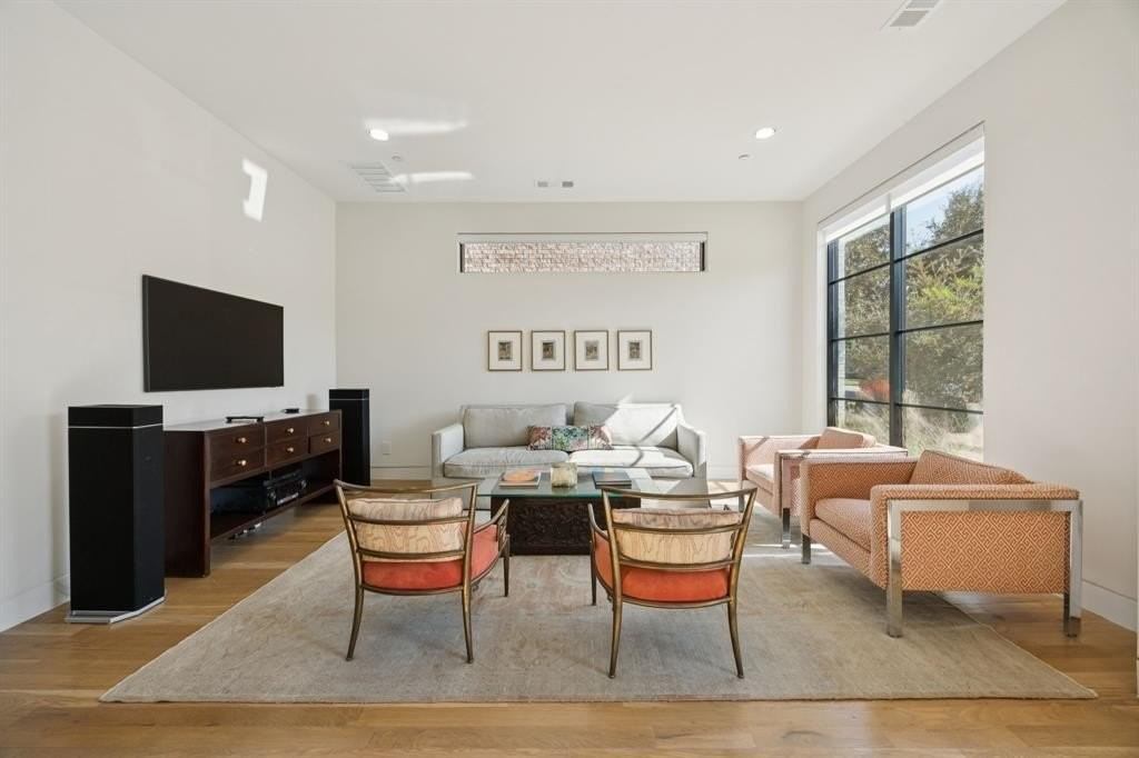 3672 Asbury St - Photo 3 of 36