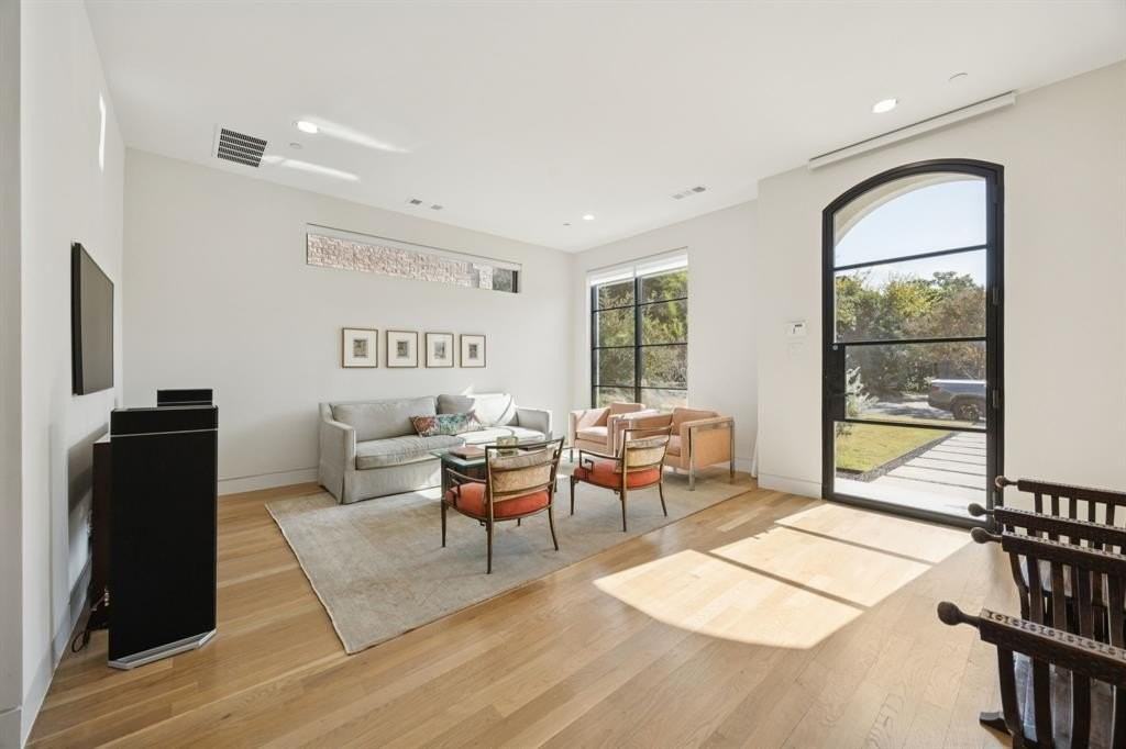 3672 Asbury St - Photo 4 of 36