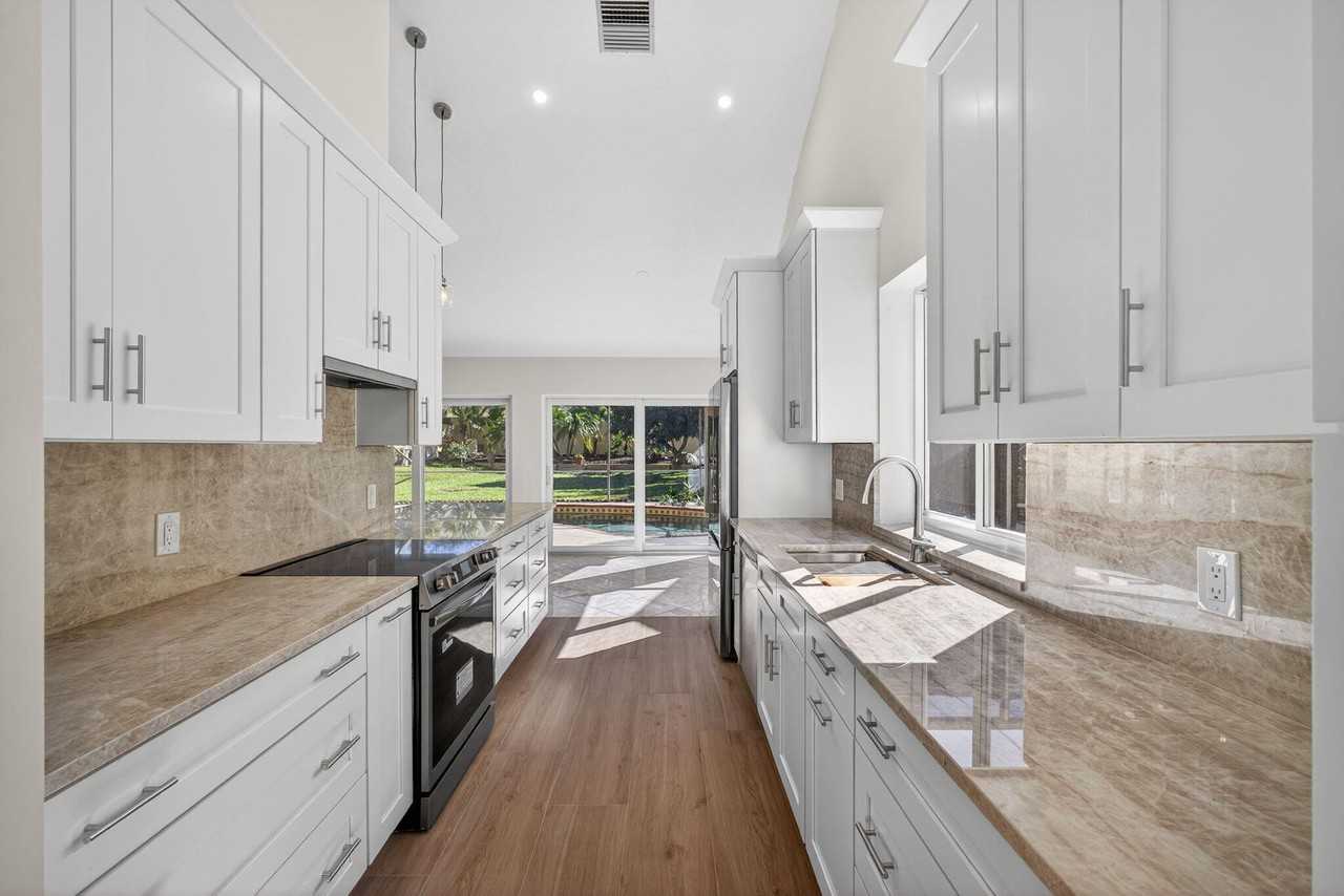 141 Cape Pointe Cir - Photo 4 of 31