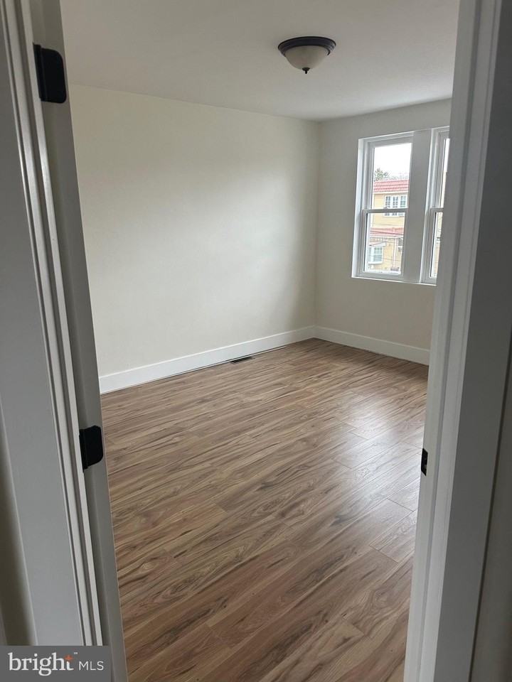 2277 Hollinshed Ave - Photo 4 of 6