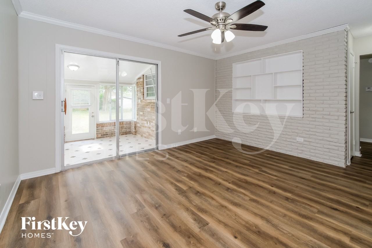 156 Foxridge Rd - Photo 4 of 15