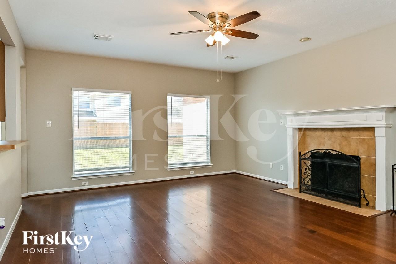 2558 Doral Dr - Photo 2 of 16