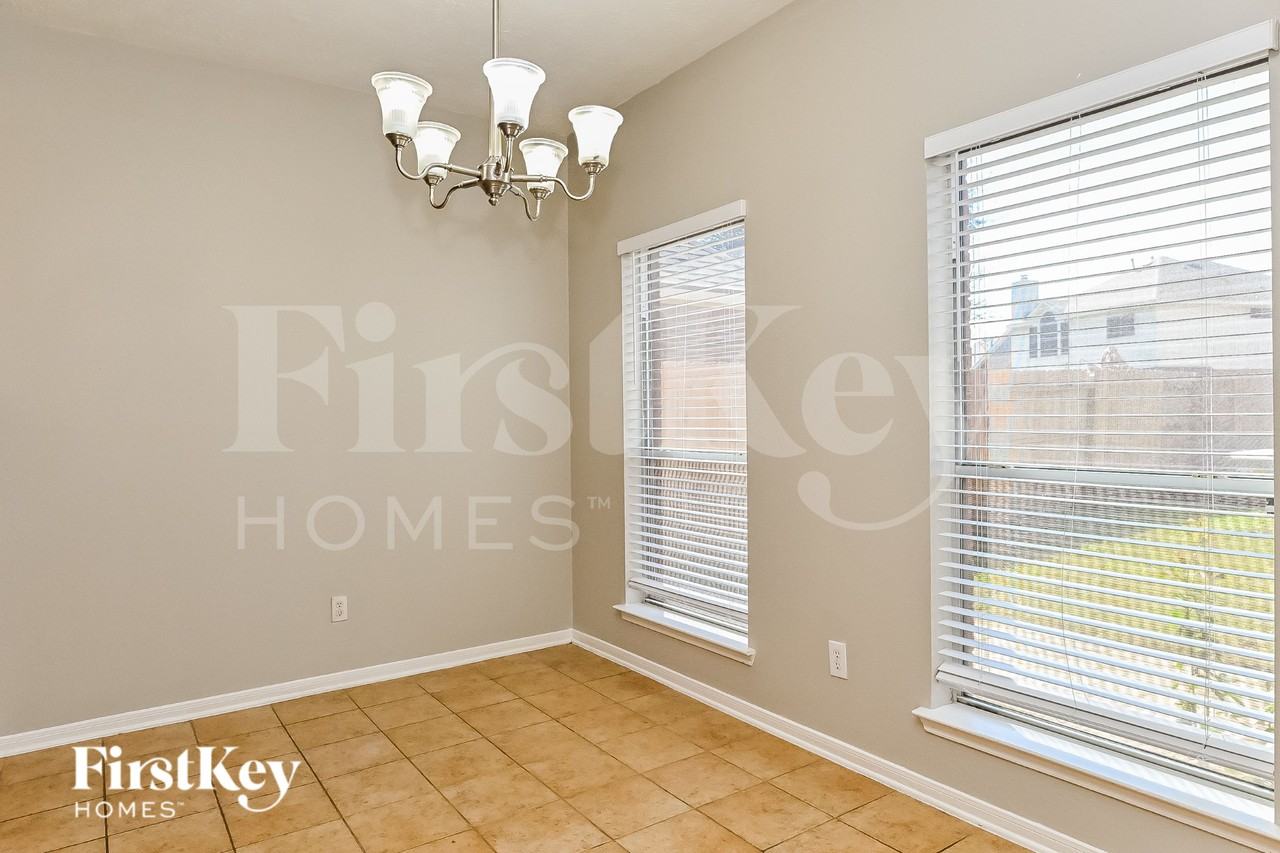 2558 Doral Dr - Photo 7 of 16