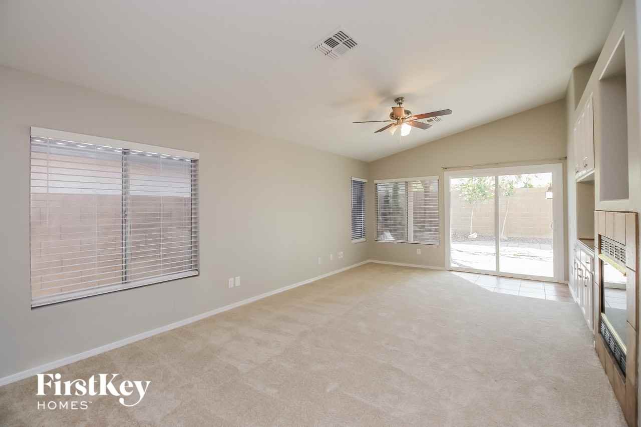 701 E Cantebria Dr - Photo 2 of 15