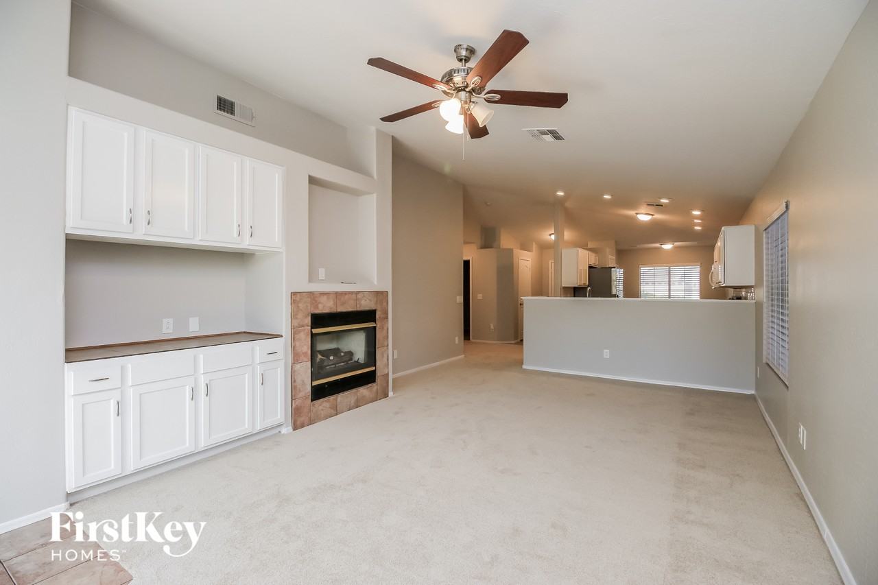 701 E Cantebria Dr - Photo 4 of 15