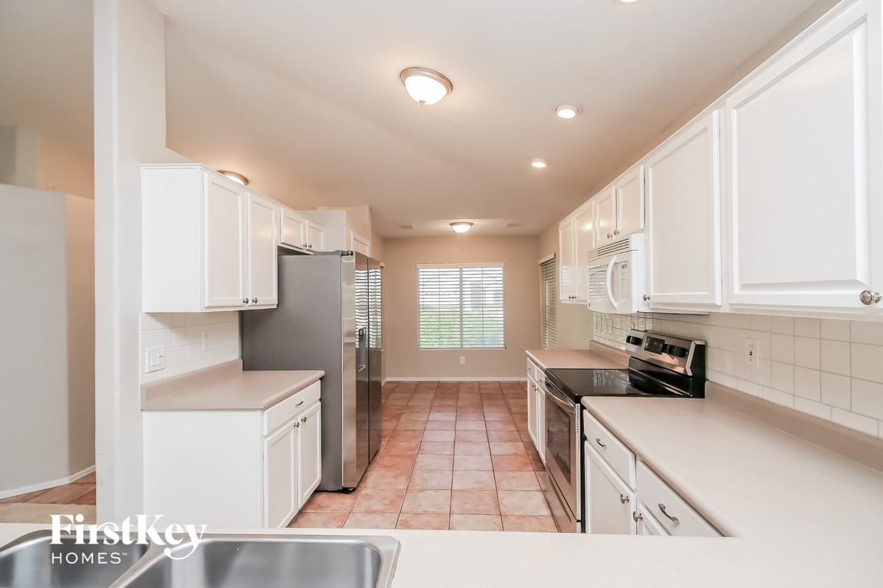 701 E Cantebria Dr - Photo 5 of 15