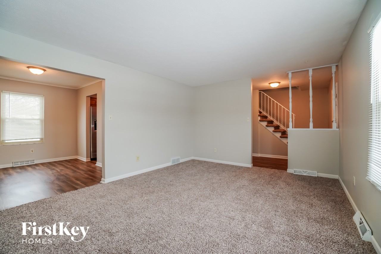 1056 Briarcliff Rd - Photo 3 of 15