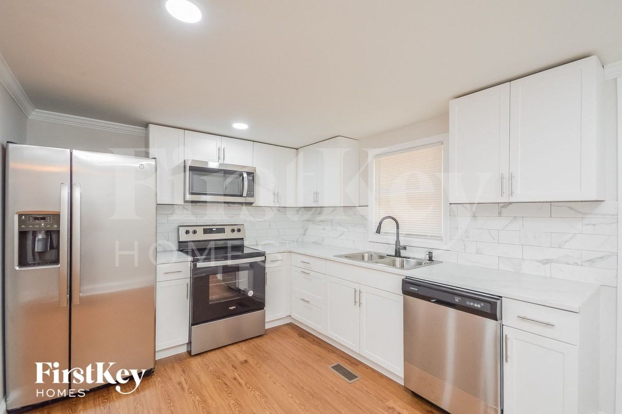 4687 Clemmons Dr - Photo 4 of 15