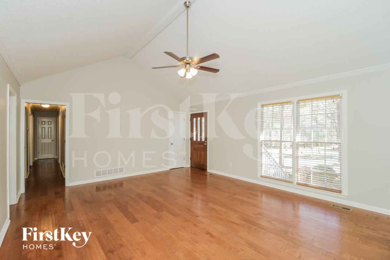 142 Presidential Dr - Photo 4 of 15