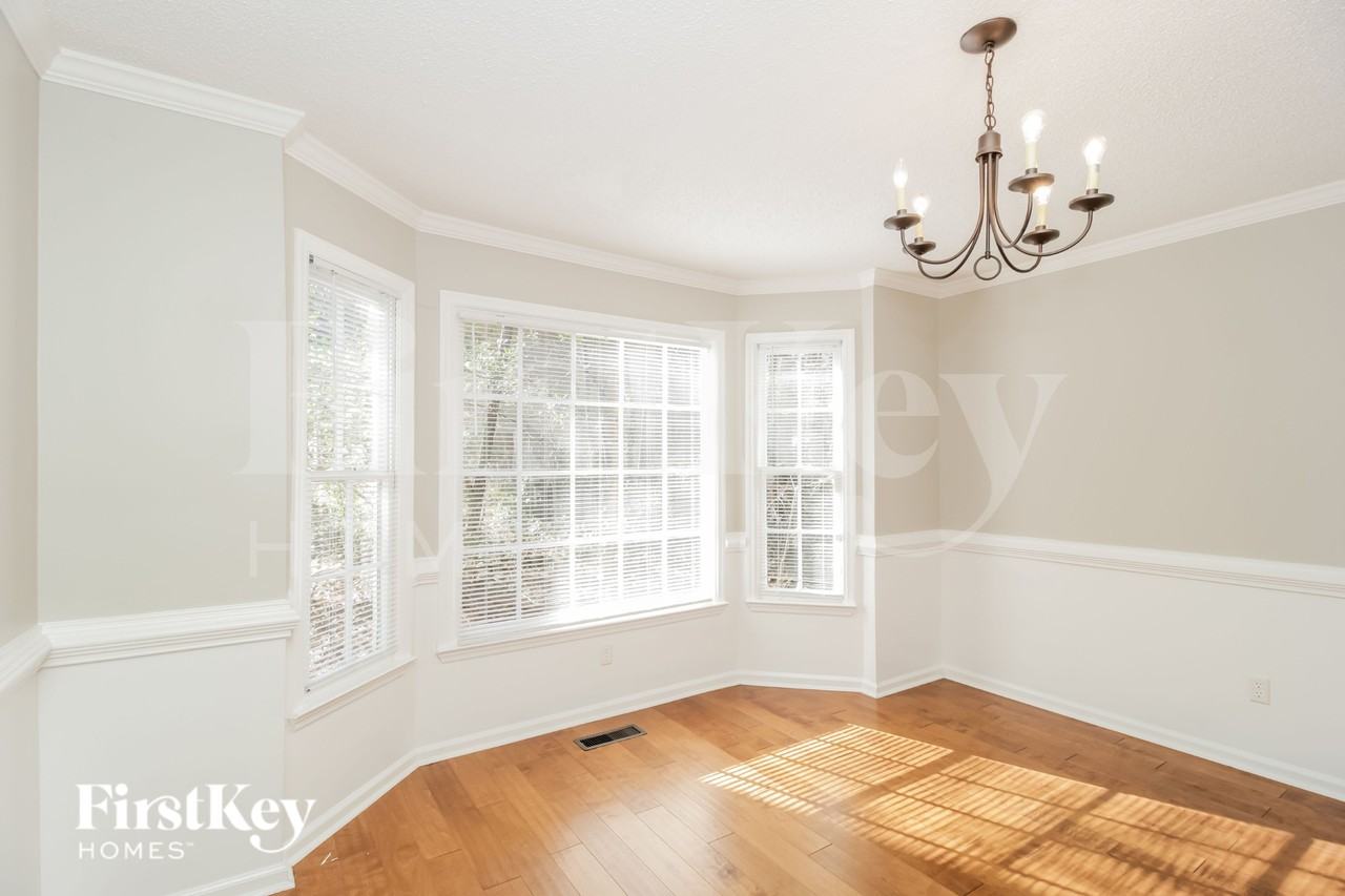 142 Presidential Dr - Photo 5 of 15