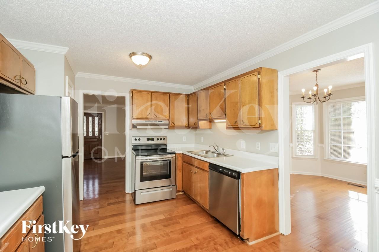 142 Presidential Dr - Photo 6 of 15