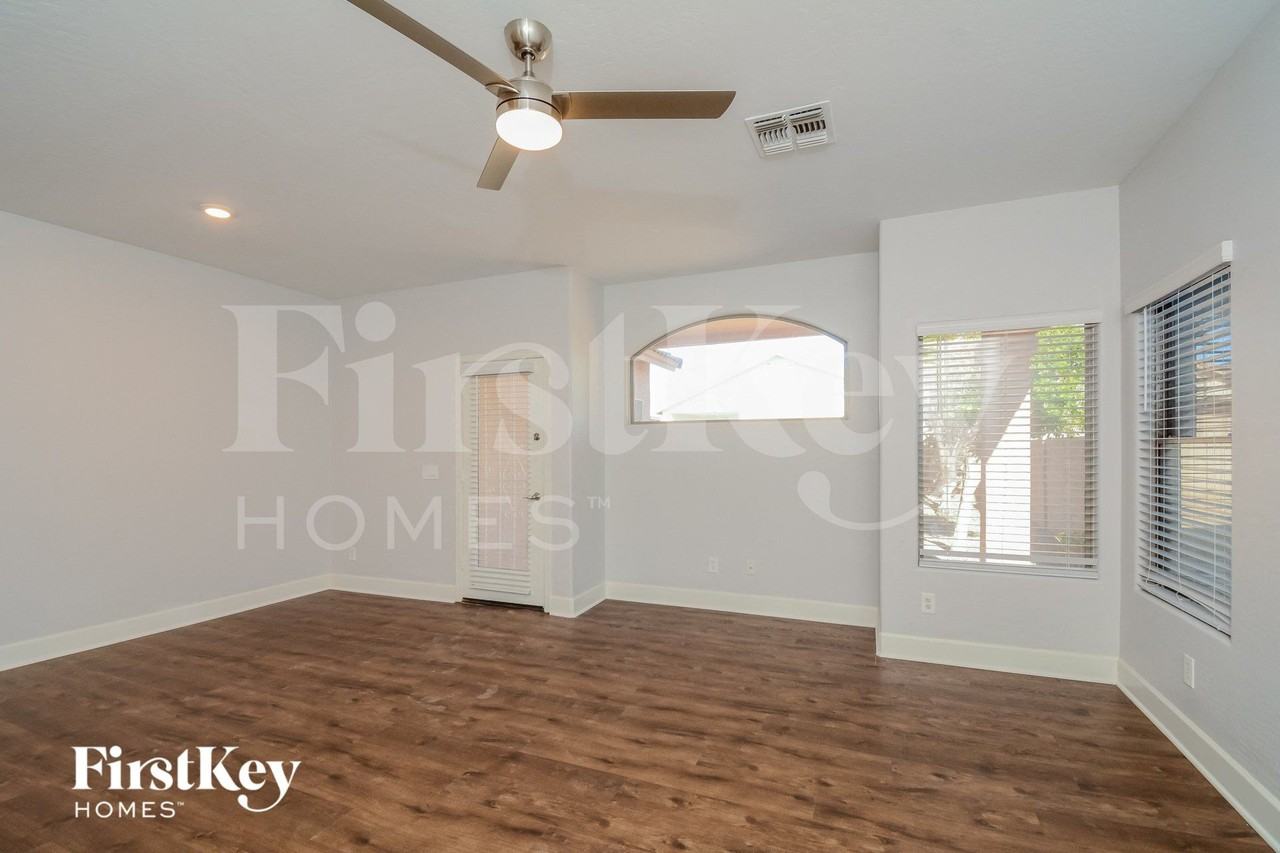 13030 W Windrose Dr - Photo 3 of 15