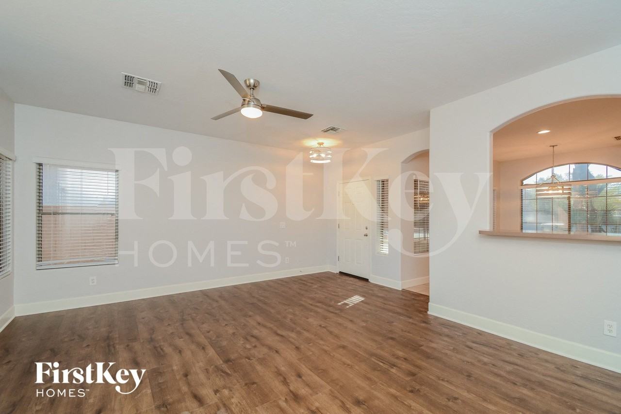 13030 W Windrose Dr - Photo 4 of 15