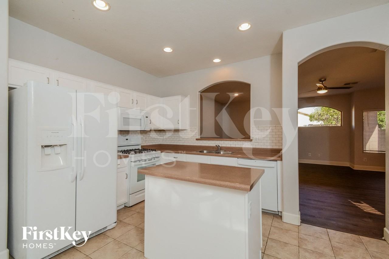 13030 W Windrose Dr - Photo 6 of 15