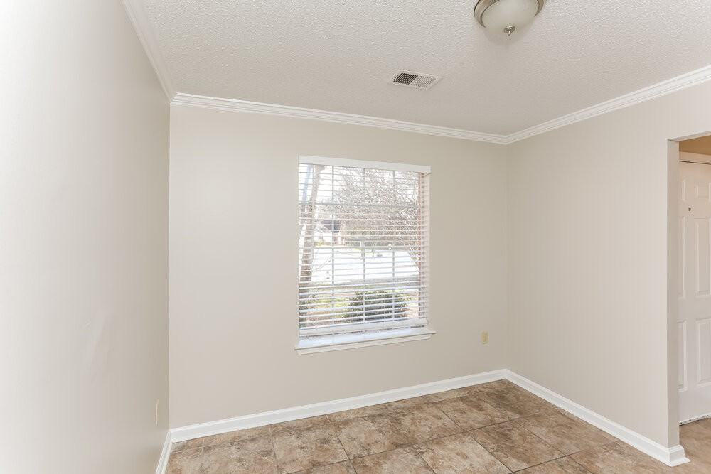 6688 Ross Manor Dr - Photo 5 of 16