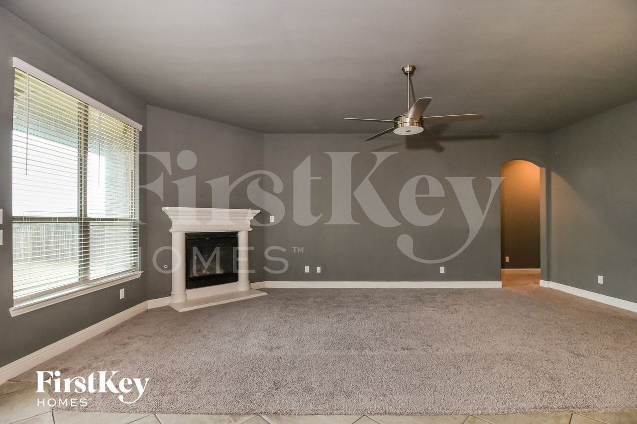 1111 Elizabeth St - Photo 3 of 15