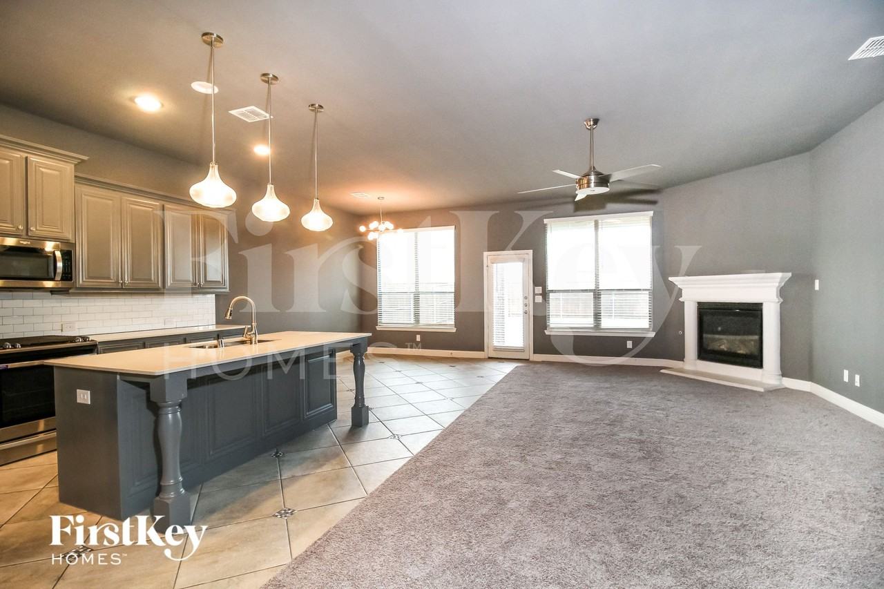 1111 Elizabeth St - Photo 4 of 15