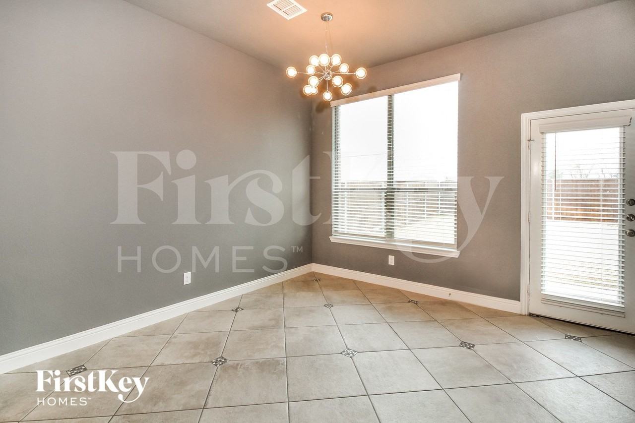 1111 Elizabeth St - Photo 5 of 15