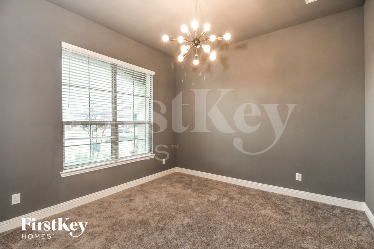 1111 Elizabeth St - Photo 6 of 15