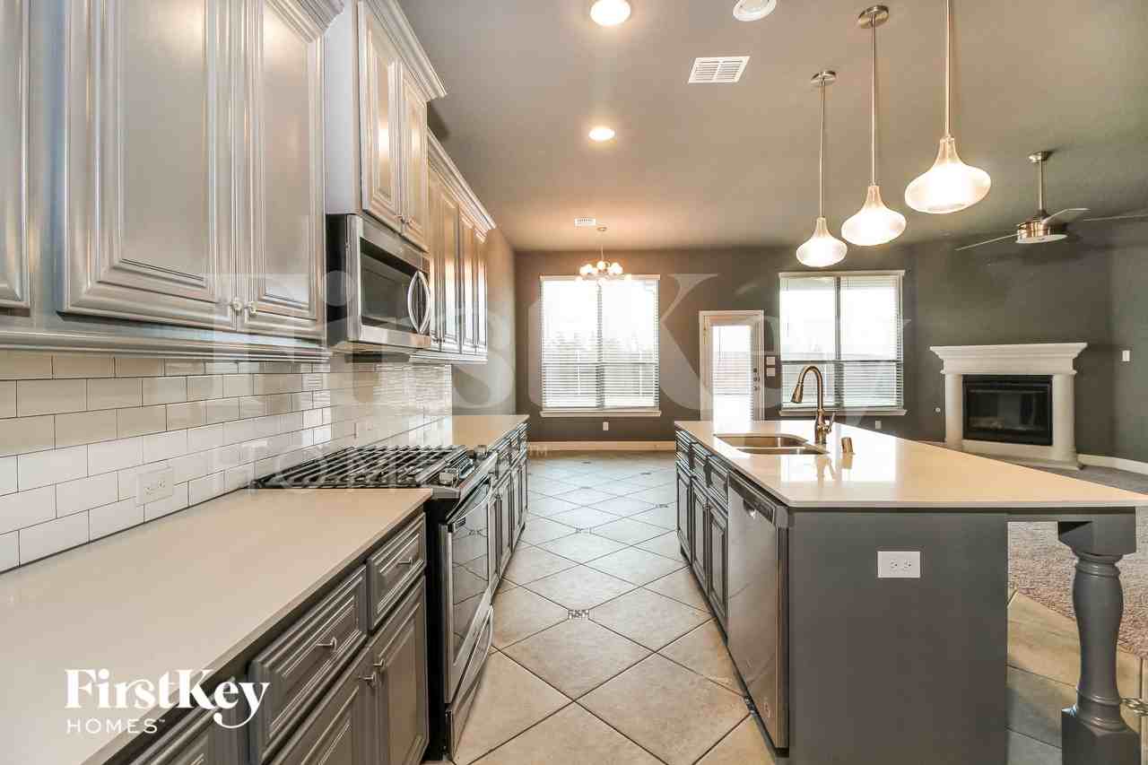 1111 Elizabeth St - Photo 7 of 15