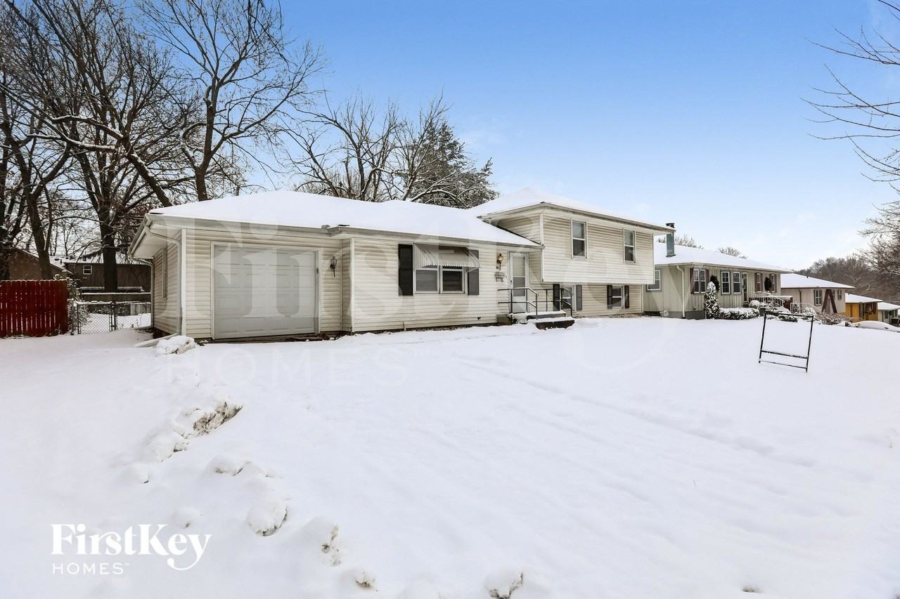 9817 Hardesty Ave - Photo 2 of 15