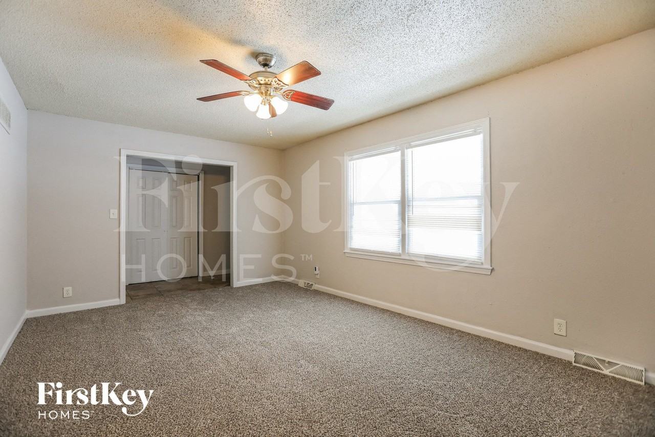 9817 Hardesty Ave - Photo 4 of 15