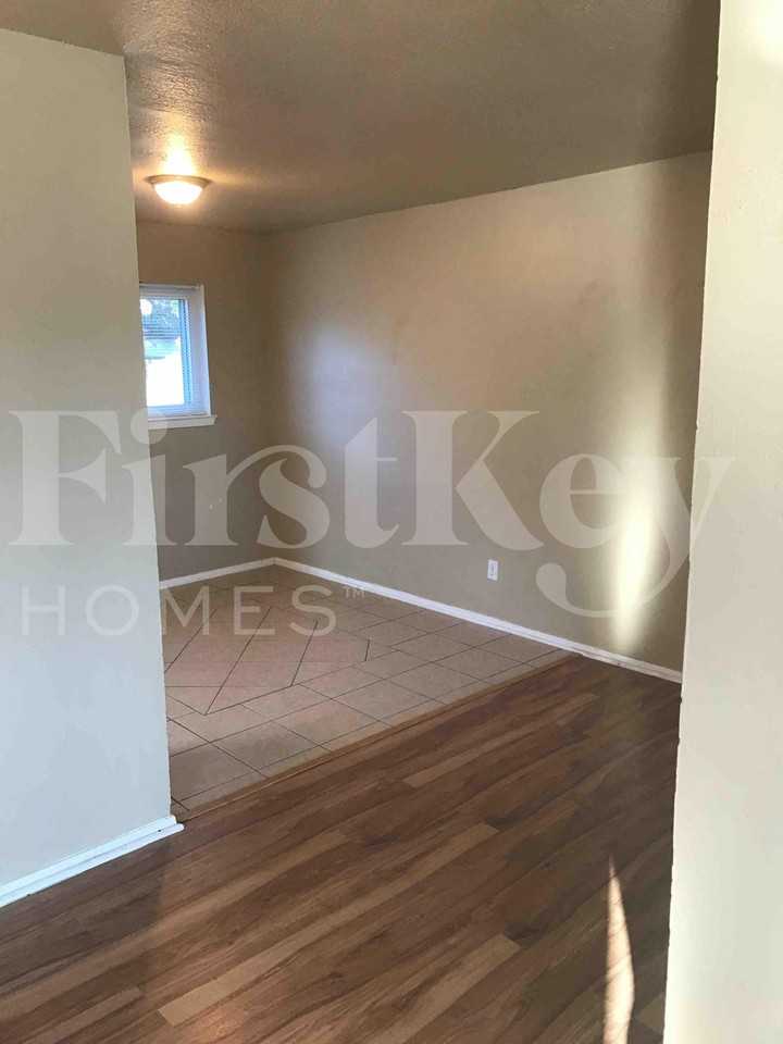 701 E Mission St - Photo 5 of 13