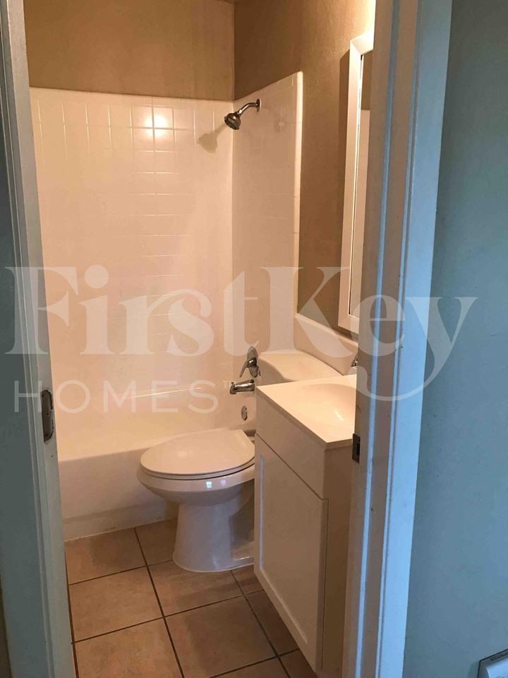 701 E Mission St - Photo 7 of 13