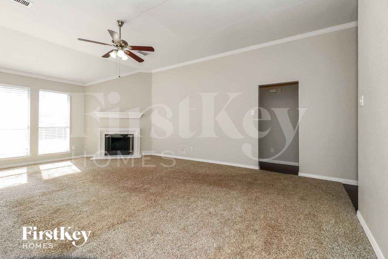 614 Jamie Ln - Photo 3 of 16