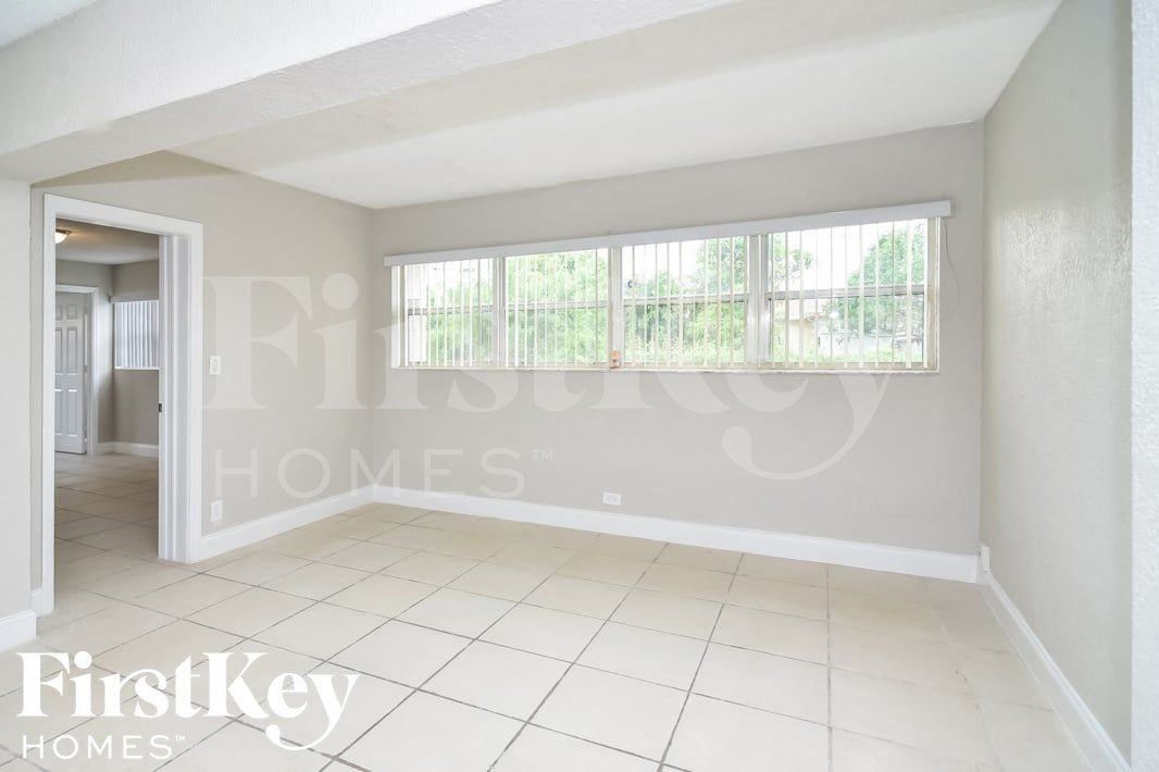 559 W Campus Cir - Photo 4 of 15