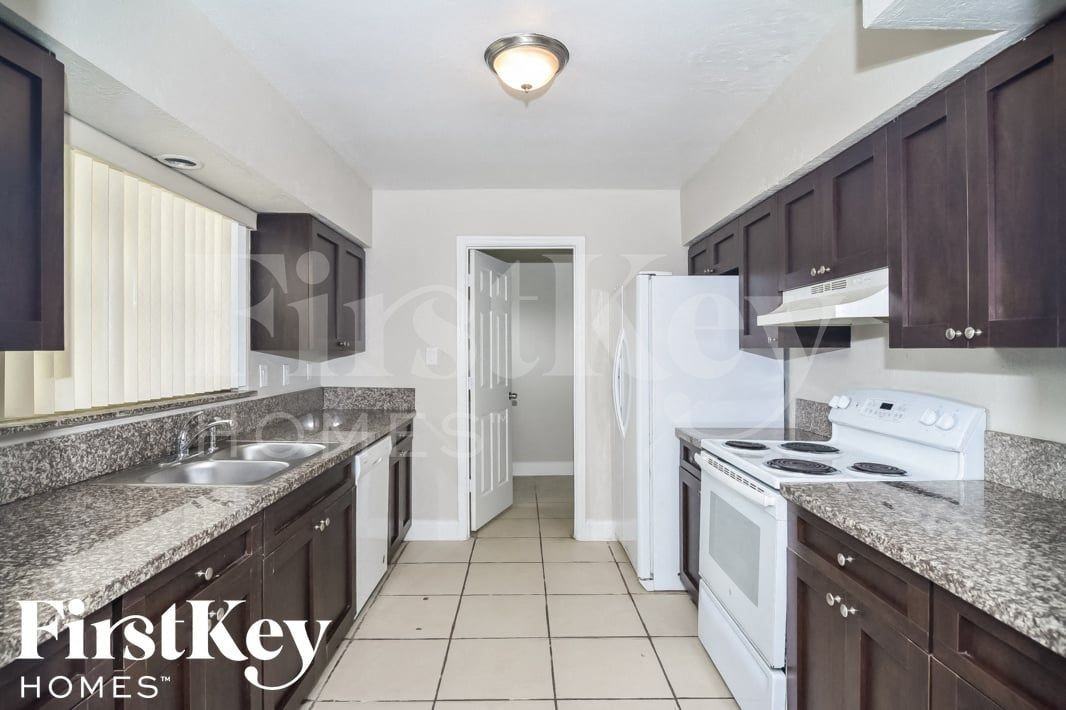 559 W Campus Cir - Photo 5 of 15