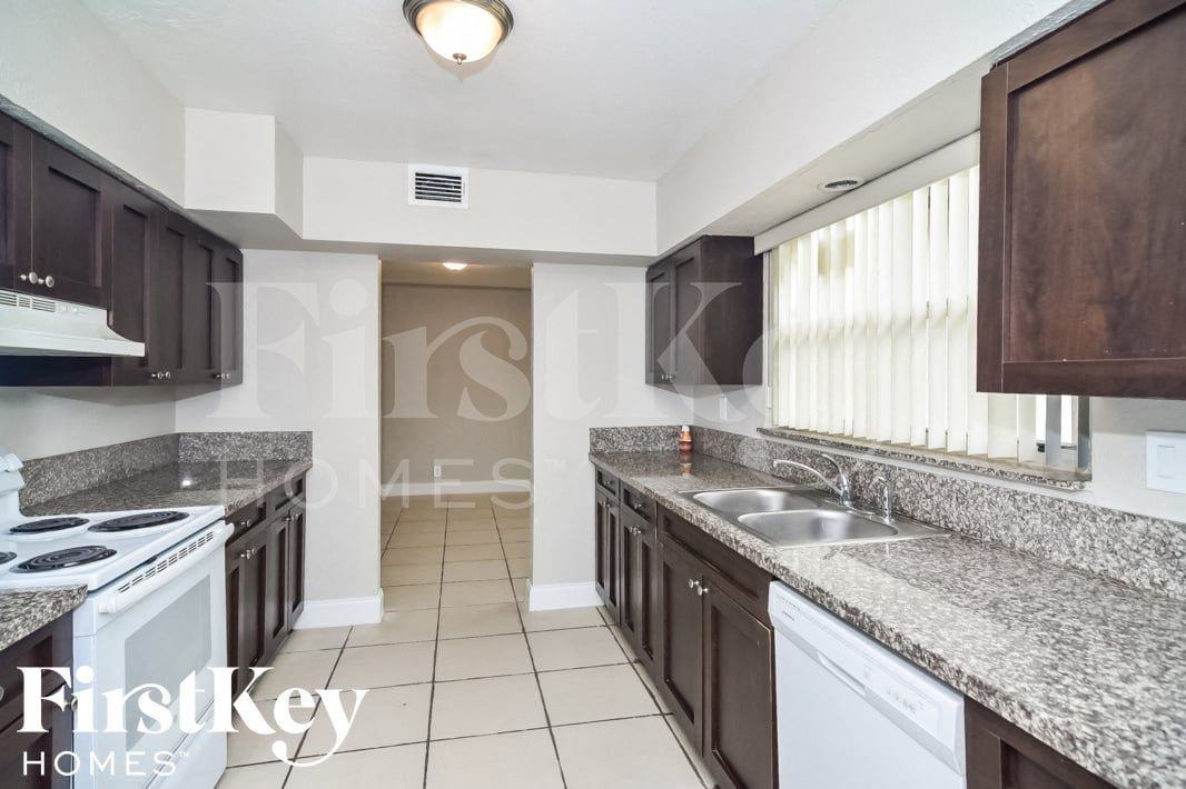 559 W Campus Cir - Photo 6 of 15