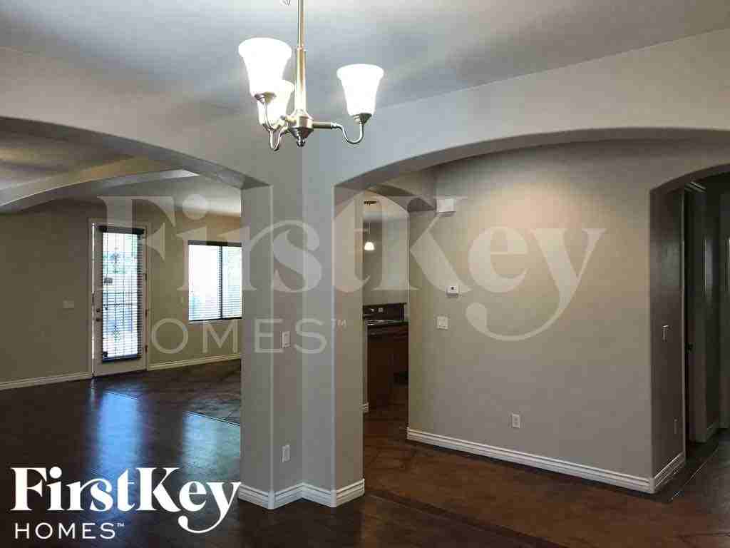 28 Delighted Ave - Photo 5 of 33