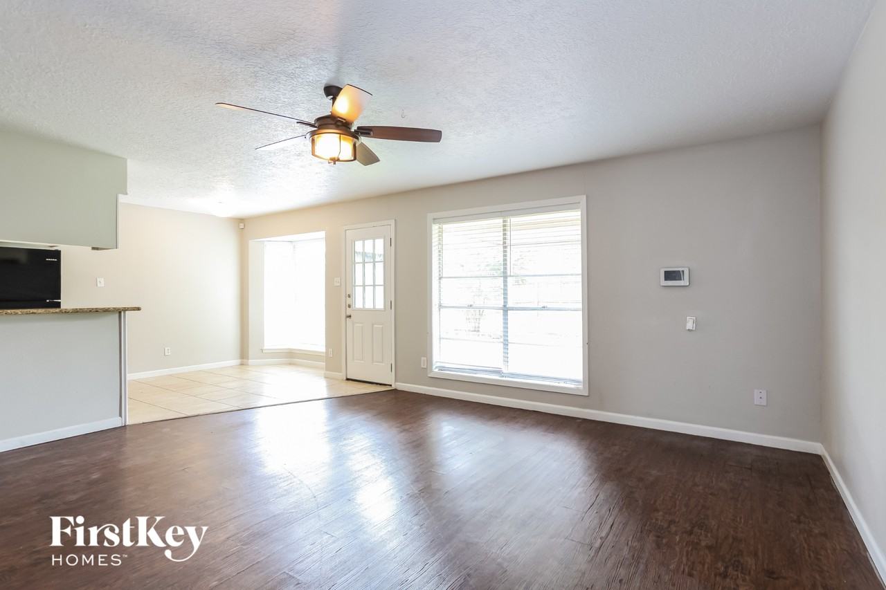 2111 Savanna Ct N - Photo 2 of 15