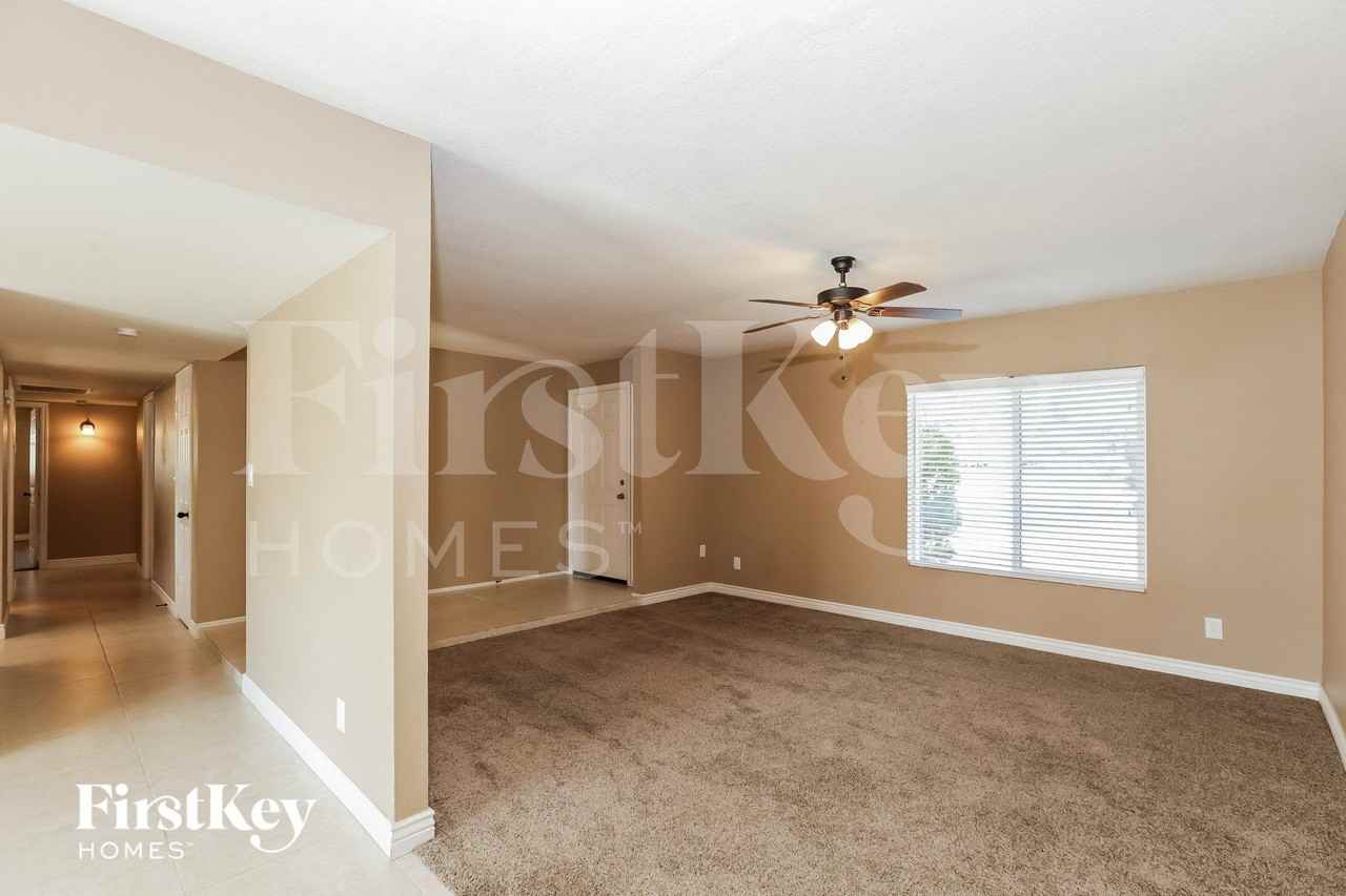 12215 N 36th St - Photo 4 of 15