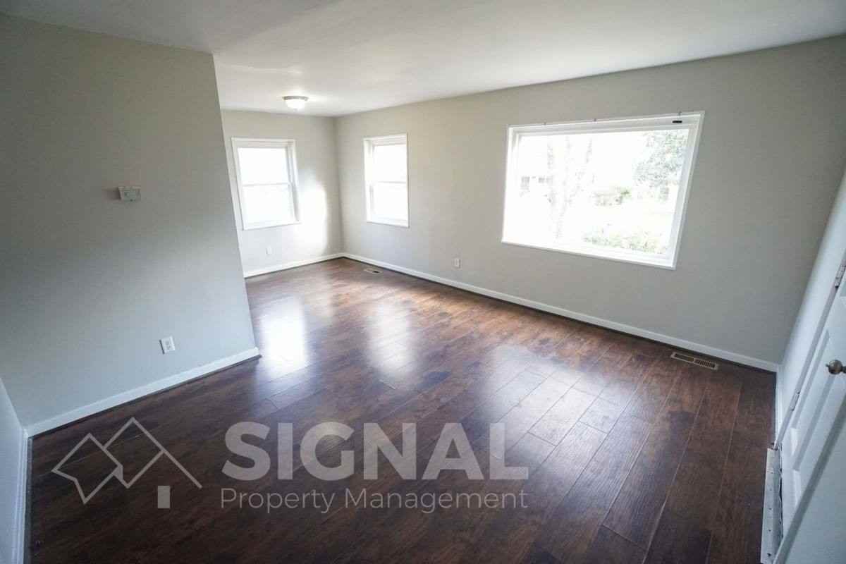 540 Athens Ct - Photo 3 of 10