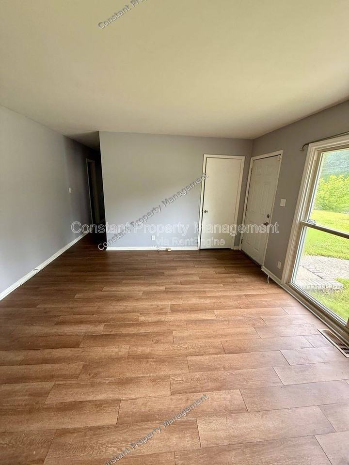3343 Ohara Dr N - Photo 2 of 10