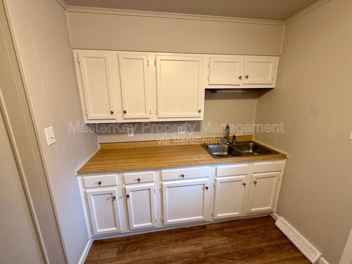 221 Byrum St - Photo 3 of 10