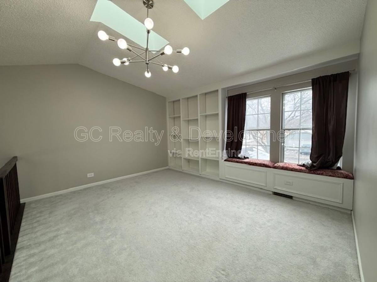 1121 Southbridge Ln - Photo 3 of 10