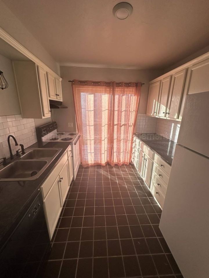 3713 N Lee Ave - Photo 3 of 7