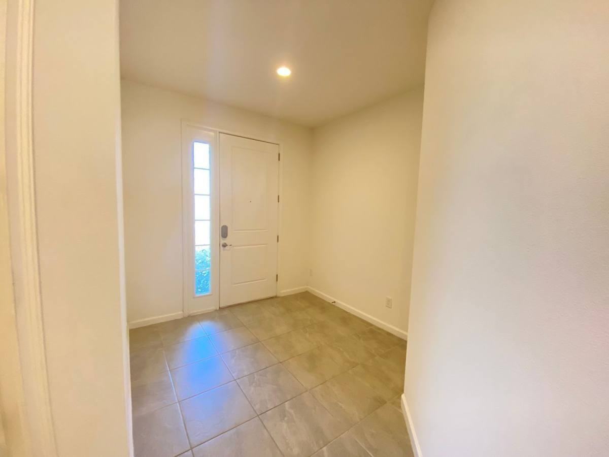 1273 Hendon Loop - Photo 2 of 10