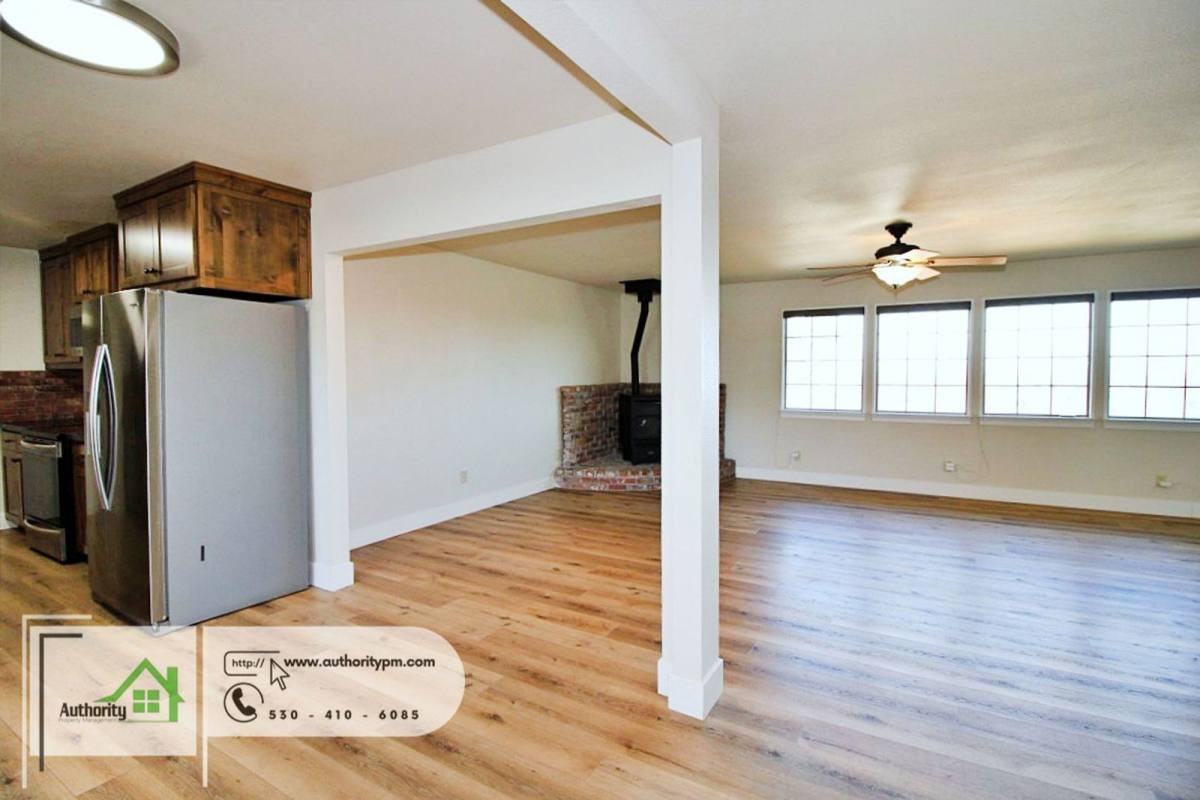 19250 Hill St - Photo 6 of 10