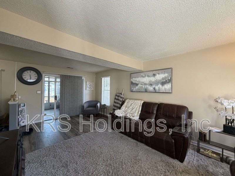 709 Emerald Ct - Photo 2 of 13