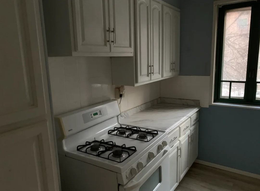 1571 Metropolitan Ave - Photo 6 of 12