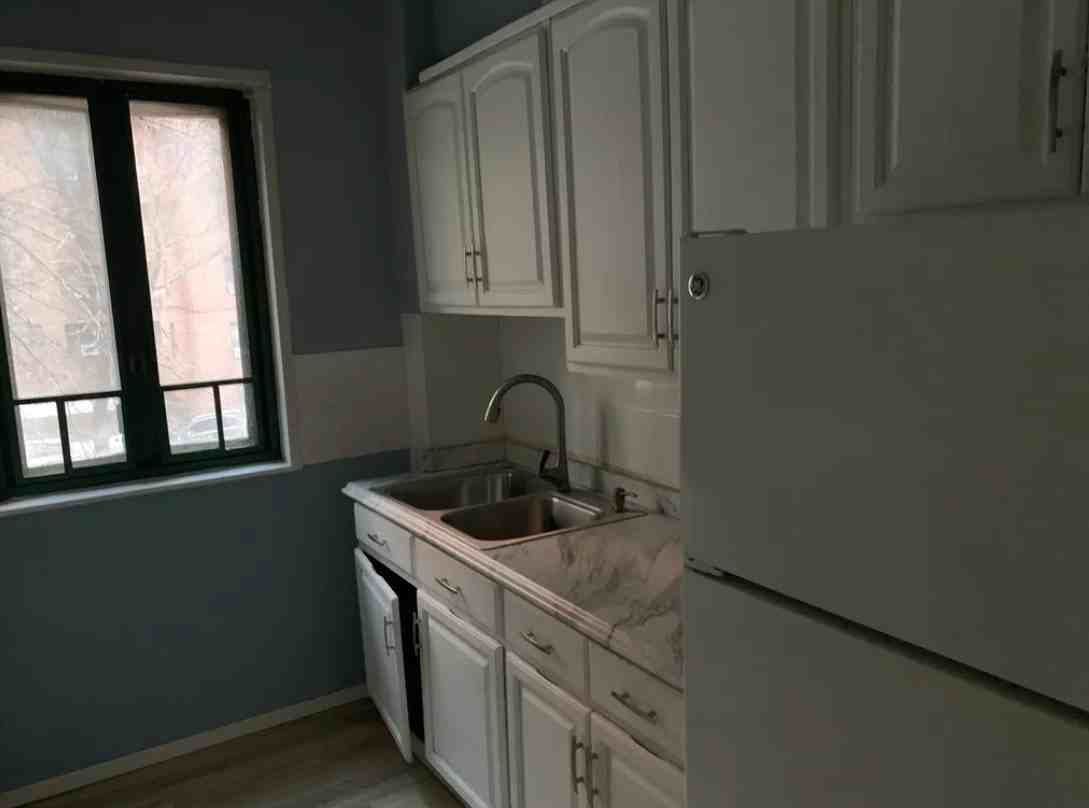 1571 Metropolitan Ave - Photo 7 of 12