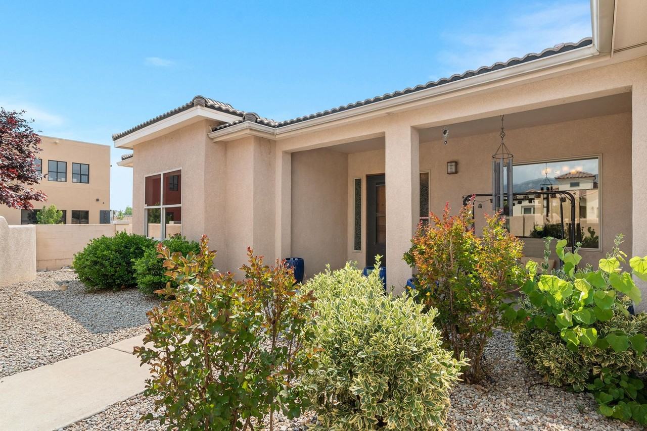 8201 Grape View Ct Ne - Photo 4 of 48