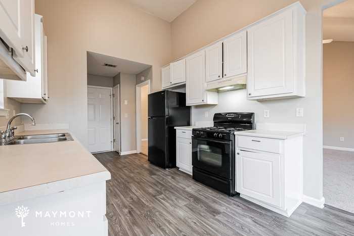 1045 Meadow Glen Cir - Photo 6 of 14