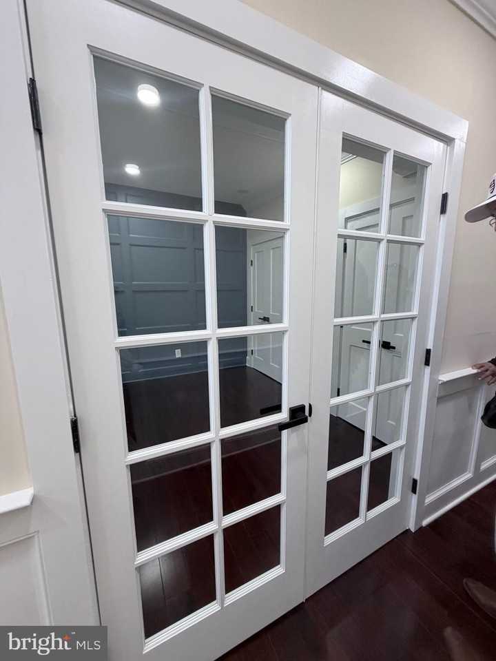 216 S Henry St - Photo 3 of 31